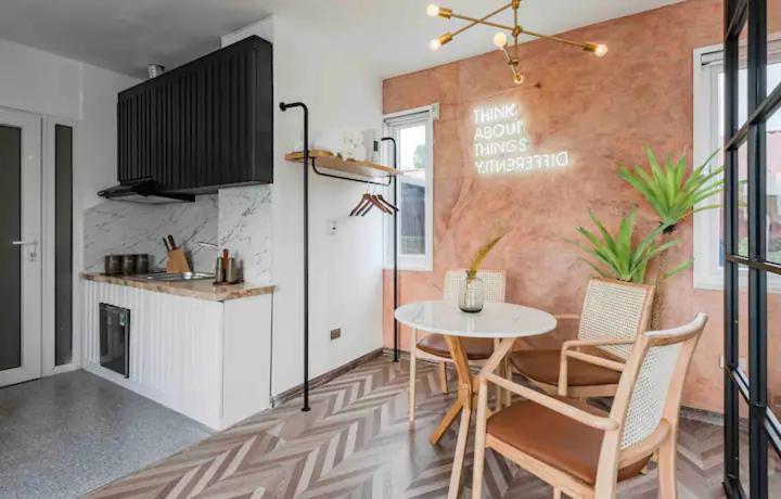 Homestay Giua Long Ha Noi - 10 Phut Den Pho Co Hanoï Extérieur photo